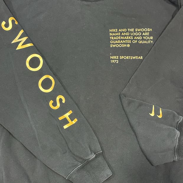 나이키 스우시 골드 맨투맨