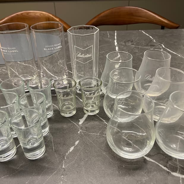 위스키 샷잔 여러개(Johnnie Walker, Ballantine's)