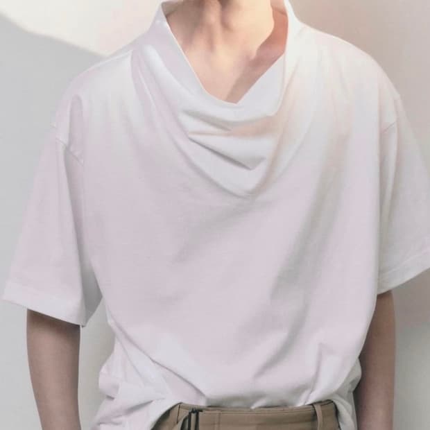 린더 카울넥 티셔츠