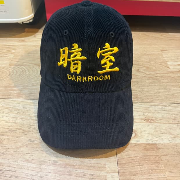 다크룸 X 시바스 콜라보 코듀로이 블랙 볼캡 모자