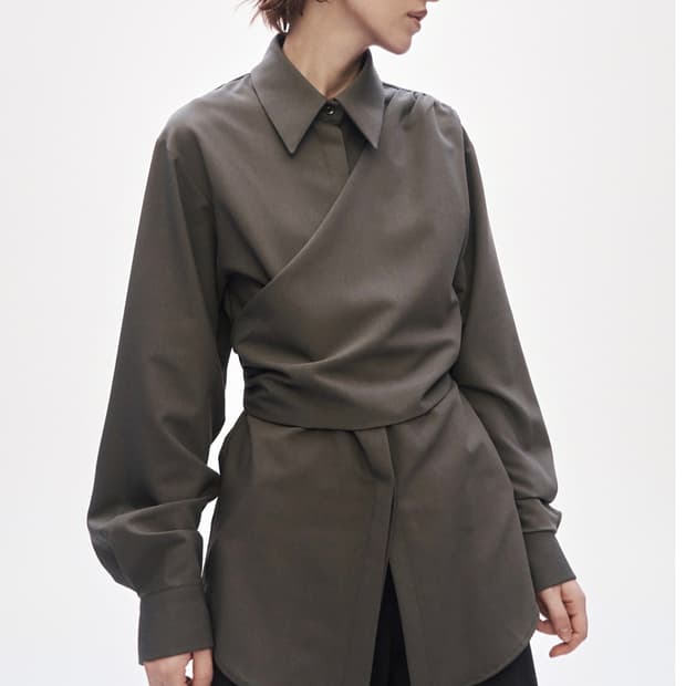 새상품) 트리밍버드 랩 셔링 블라우스 애쉬 브라운