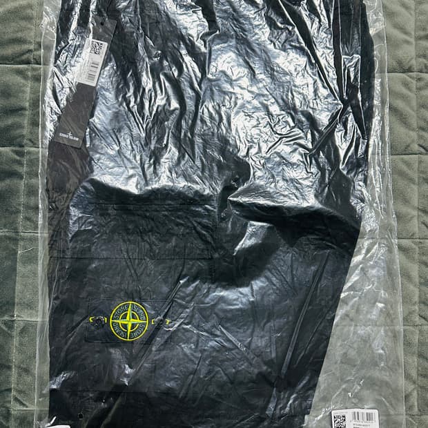 [31] 스톤아일랜드 스트레치 코튼 가먼트 다이드 카고 버뮤다 쇼츠 블랙