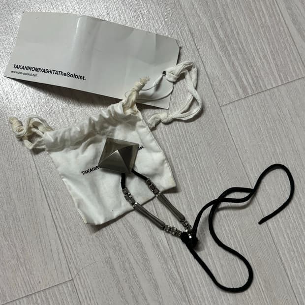 솔로이스트 피라미드 브로치