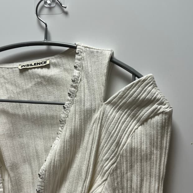 후크 디테일 상의 가디건