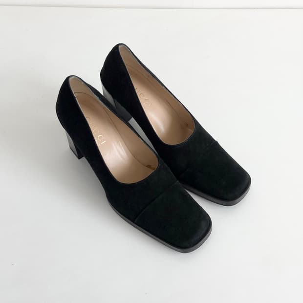 구찌 스퀘어토 스웨이드 펌프스 