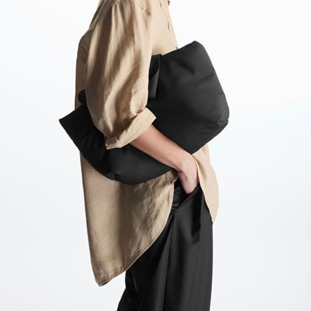 코스 패디드 쇼퍼백