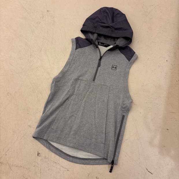 언더아머 반집업 후드 조끼