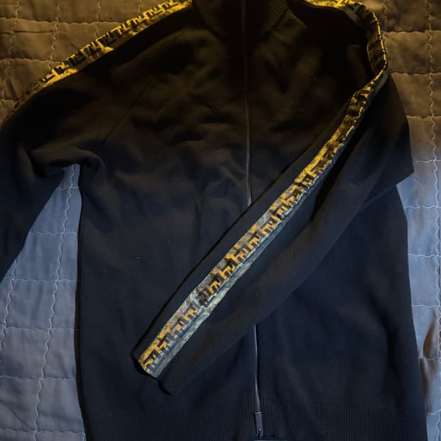 펜디 로고 테이프 블랙 집업 가디건