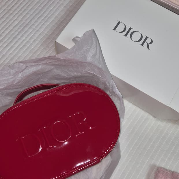 디올 뷰티 파우치 레드 에나멜 새상품