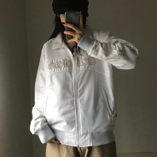 아디다스 화이트 빅로고 패딩