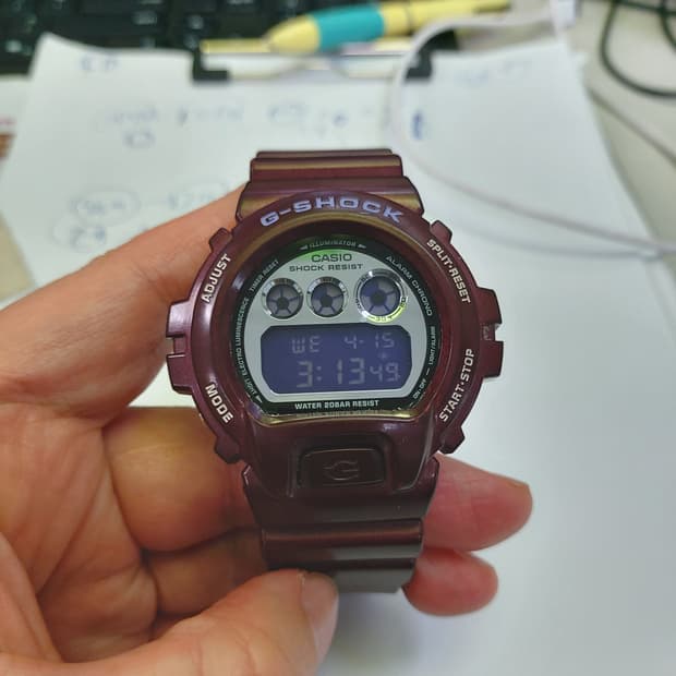 카시오 지샥 버건디색 시계