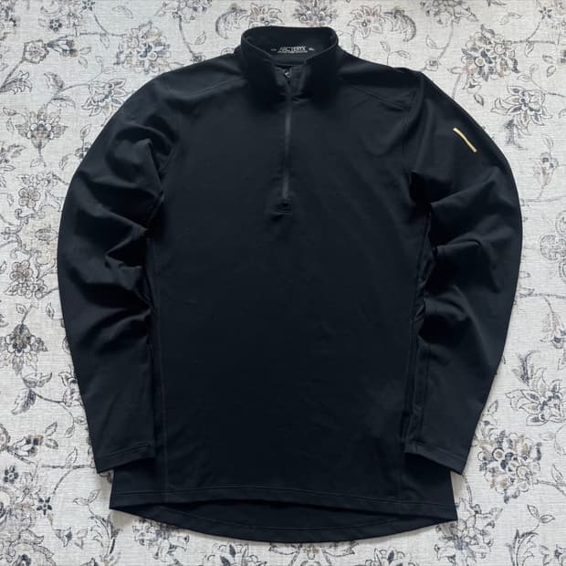 아크테릭스 트랙탑 반집업 져지