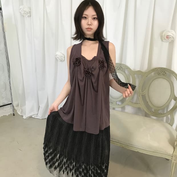Set 퍼플 코사지 슬리브리스 & 플리츠 디테일 스커트