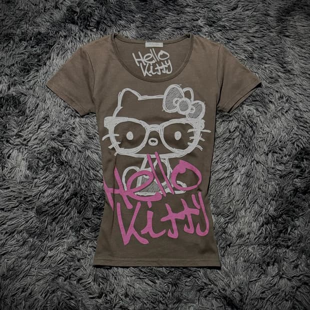 COLZA X HELLO KITTY 헬로키티 프린팅 브라운 반팔 티셔츠