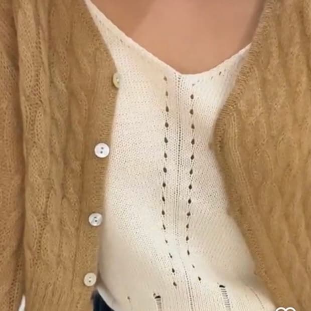 [인더바즈] 자개 브이넥 가디건 (카멜)