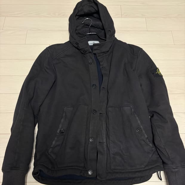 스톤아일랜드 후디드 버튼 스웻 점퍼