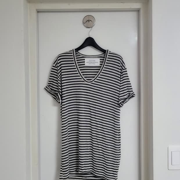 U neck border t-shirt
