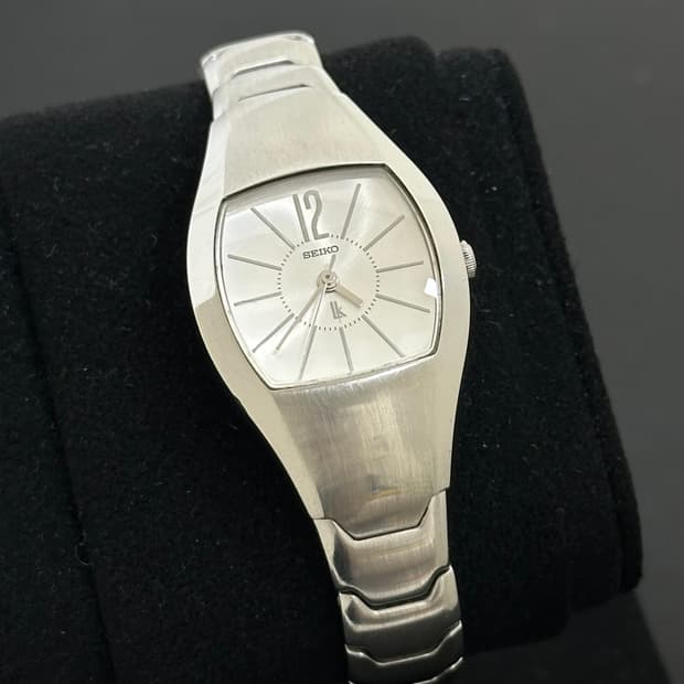 세이코 루키아 화이트 다이얼 쿼츠 시계