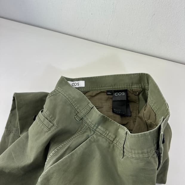 30-31 COS 카키 세미벌룬핏 치노팬츠