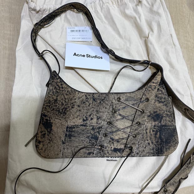 아크네 스튜디오 플랫 미니 숄더백 레더 패치워크