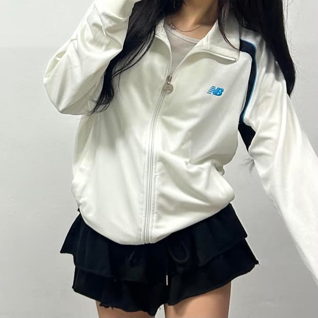 뉴발란스 화이트 트랙탑 희귀져지(105)