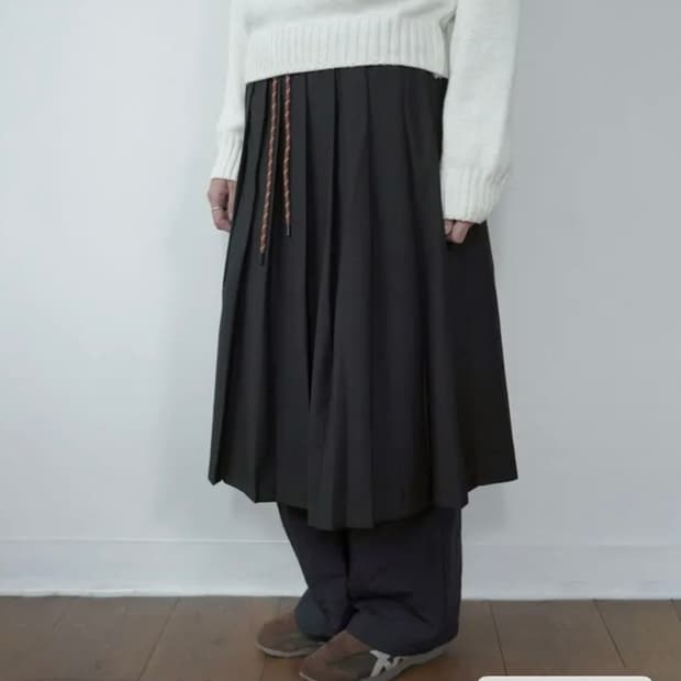 피에브레 클래식 플리츠 미디 스커트 