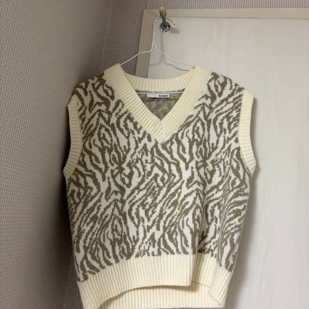 Bonispax 브이넥 세미크롭 니트조끼