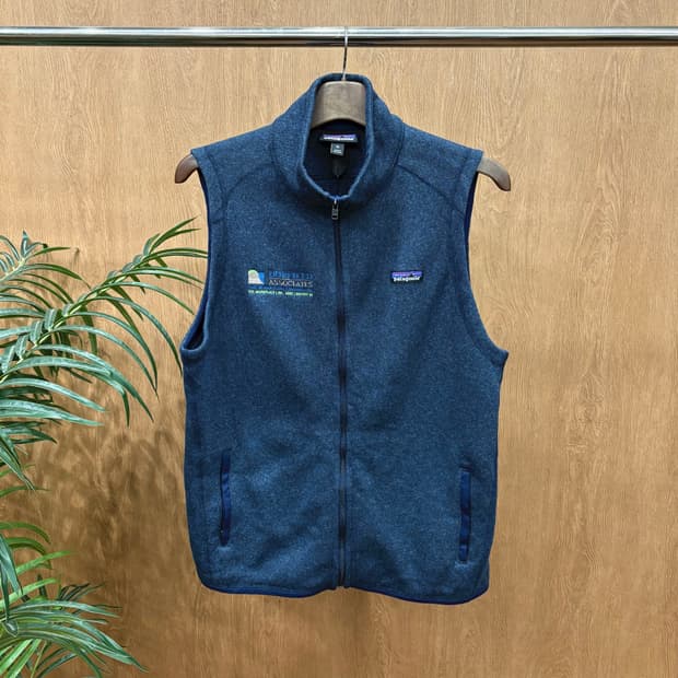 파타고니아 하이넥 플리스 베스트 집업 로고 패치 디테일 네이비