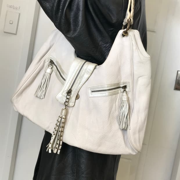 아이보리 테슬 숄더백