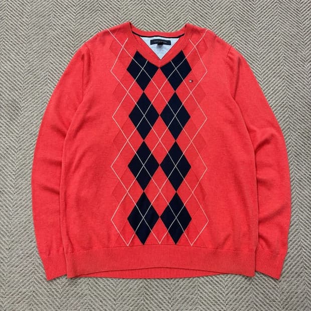 타미힐피거 브이넥 아가일 니트 v2601