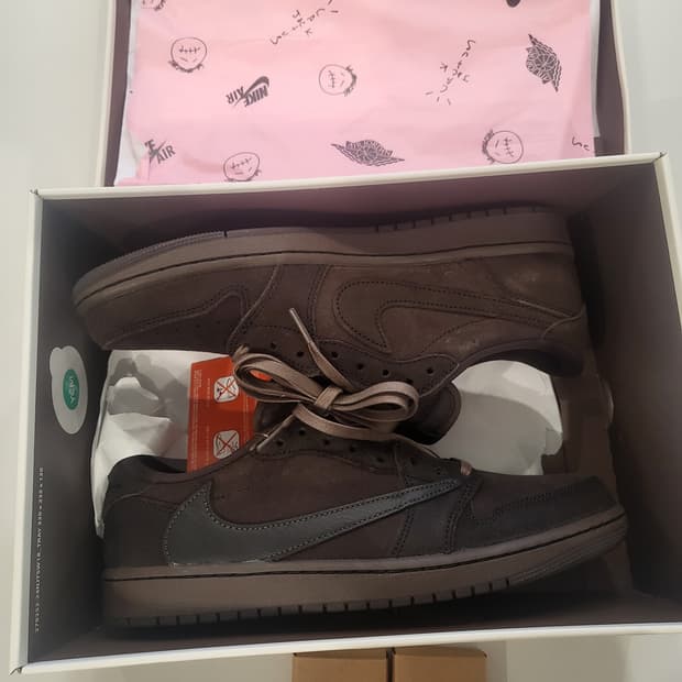조던1x트래비스 스캇 레트로 로우 OG SP 벨벳 브라운 앤 다크모카