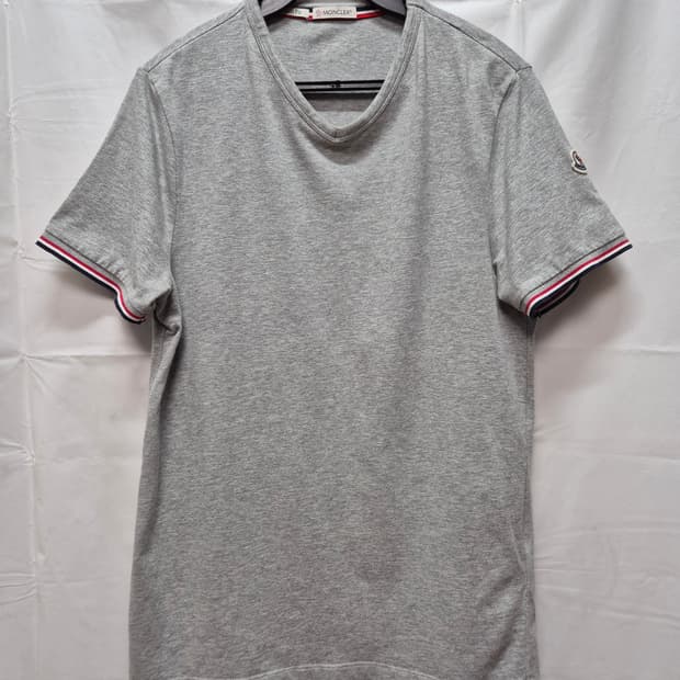 몽클레어 브이넥 반팔