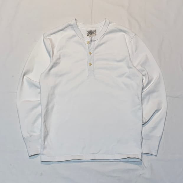 브론슨 헨리넥 롱슬리브 티셔츠 화이트