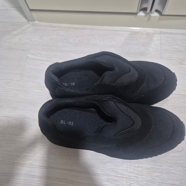 YEEZY BL-01 size 9