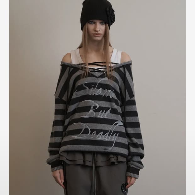 셋업이엑스이 스트라이프 브이넥 오프숄더 니트