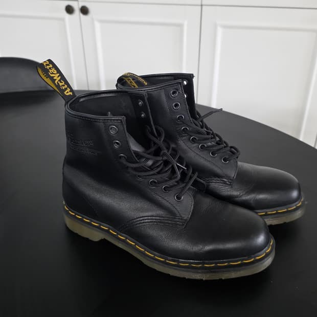 닥터마틴 1460 블랙 8홀 워커 UK41