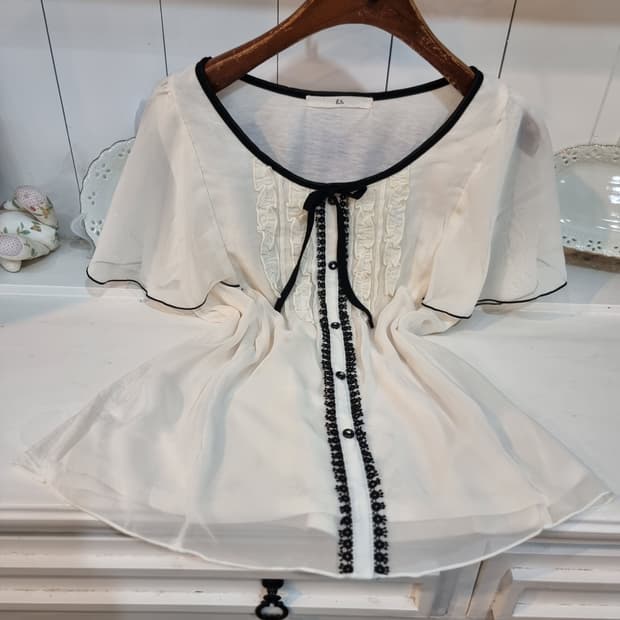 블랙 파이핑 쉬폰프릴 블라우스