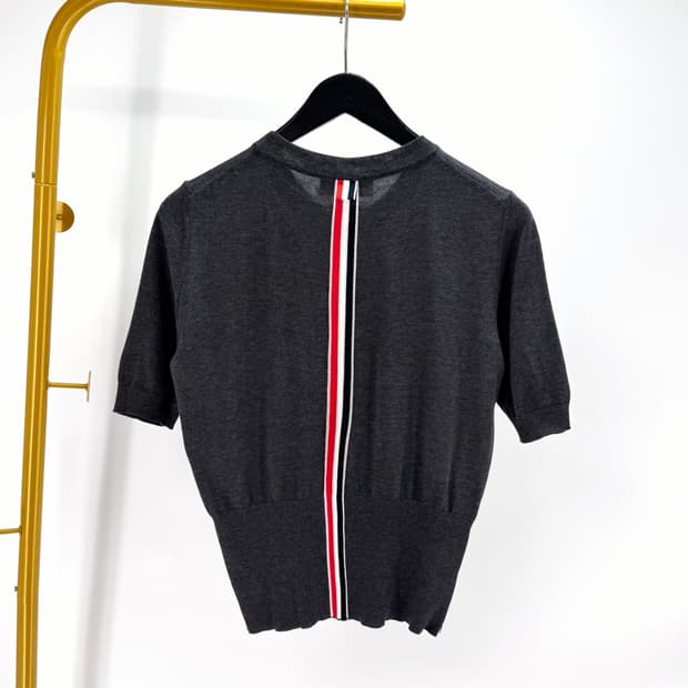 [40사이즈] 톰브라운 백삼선 여성 반팔 니트 그레이 (FKA250A)