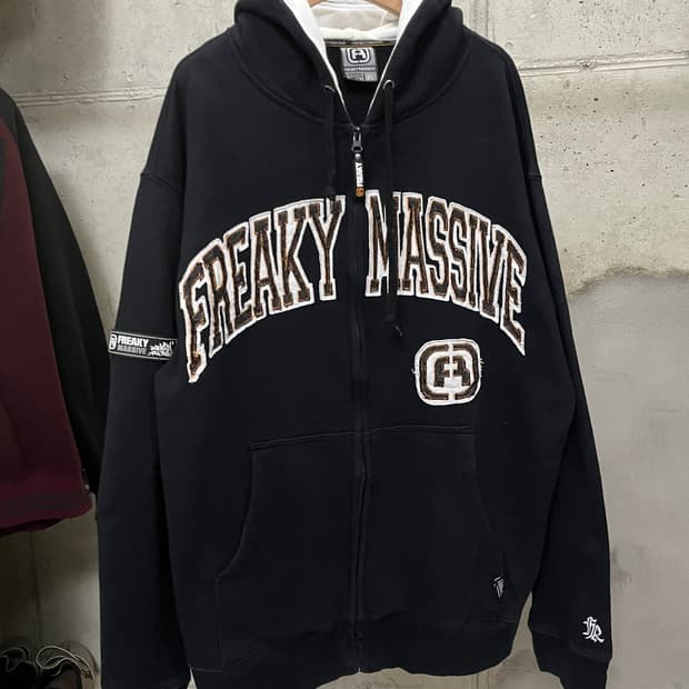 FREAKY MASSIVE HOOD ZIP-UP (XL)