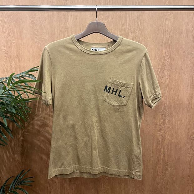 마가렛 호웰 반팔 티셔츠 로고 프린팅 체스트 싱글 포켓 디테일 카키