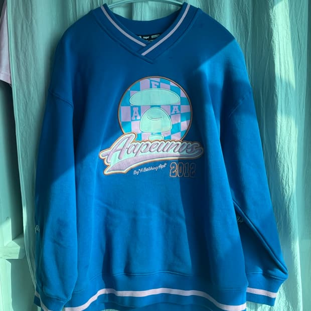 에이프 브이넥 맨투맨 xxs