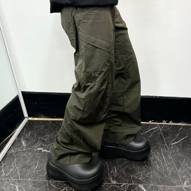 아크테릭스 로고 람파트 와이드 트랙팬츠 카키