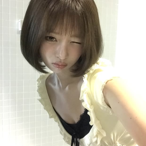 러프넥 레이스 슬리브리스 검정 LACE SLEEVELESS