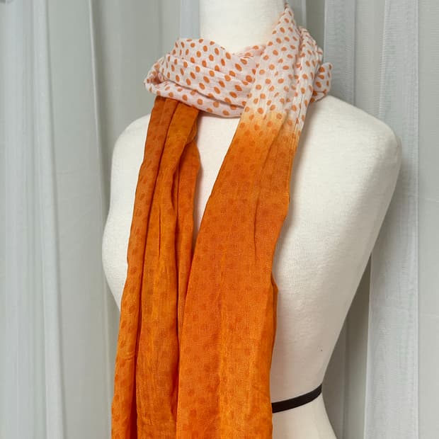 너드 모리 오렌지 그라데이션 도트 머플러 스카프