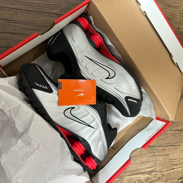 나이키 샥스 R4 메탈릭 실버 레드