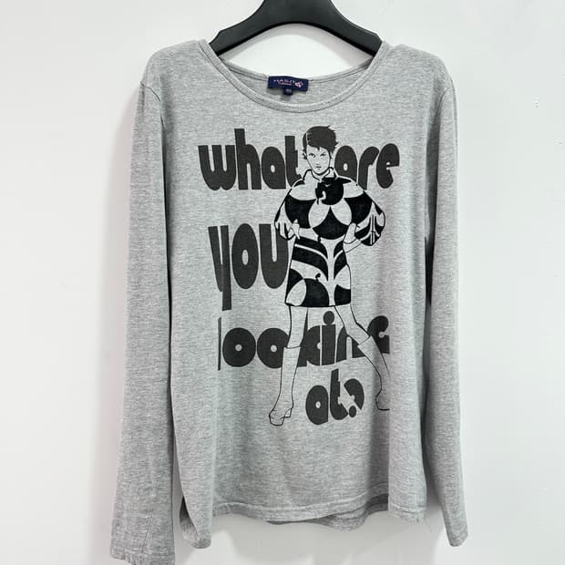 Has it y2k lettering sleeve