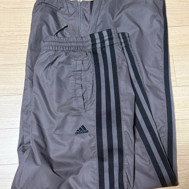 모카색 아디다스 트랙 비닐 팬츠