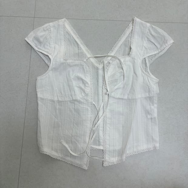 에즈이프캘리 CROP RIBBON OPEN BLOUSE