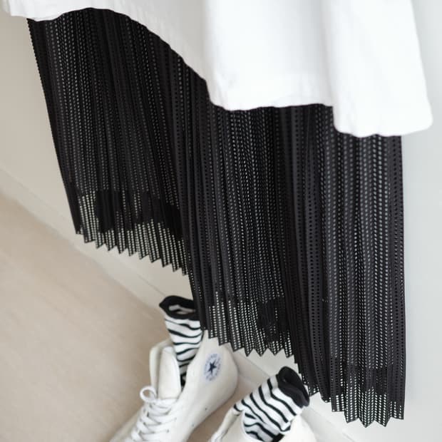 rhythomos 
• 블랙 펀칭 주름 미디어 스커트