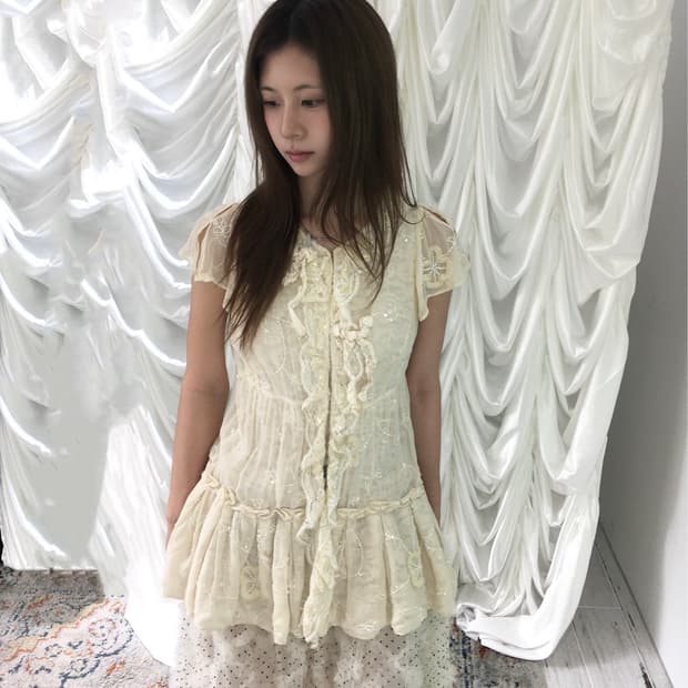 아이보리 프릴 반팔탑